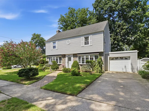 1 Beech Court, Malverne, NY 11565