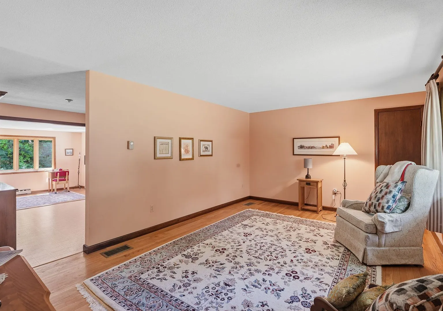 Spacious 3-Bedrooms Single Family House for Rent in Ludlow! — Photo 3