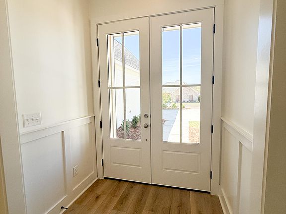 3rd image of 348 Oakville Cir