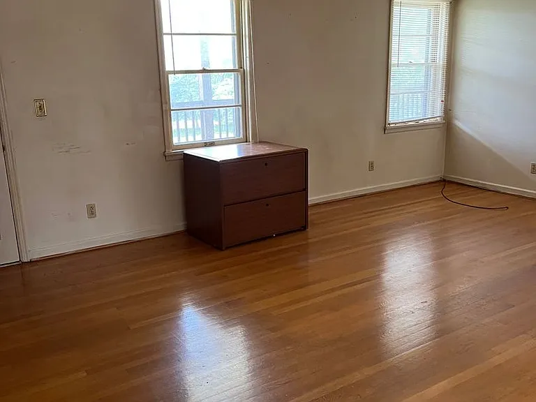 211 College Dr — Photo 21