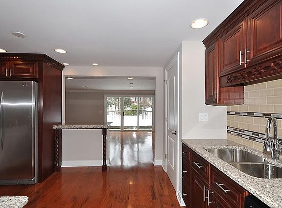 3rd image of 105 Patricia Dr