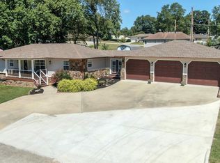 208 Wild Apple Dr, Cassville, MO 65625