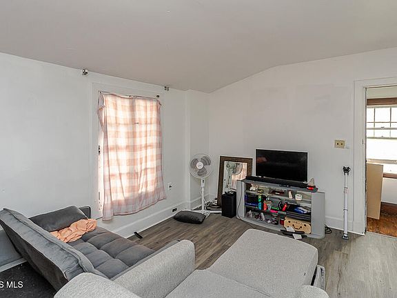 4th image of 423 Oak St