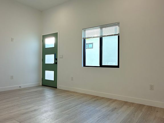 4th image of 2029 E Washington Ave #B