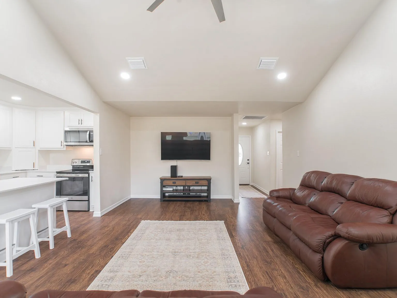 3 bed, 2.0 bath, 1412 sqft, $1,850 — Photo 2