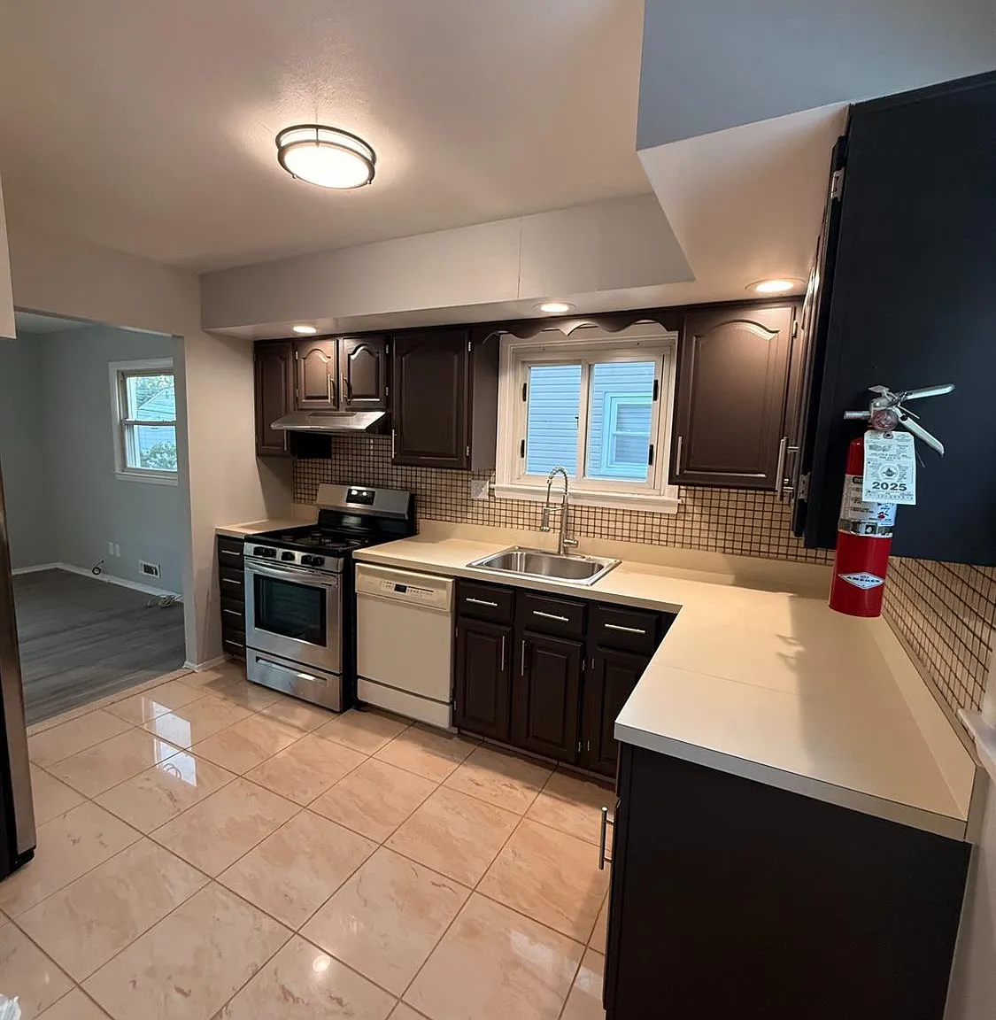 3 bed, 2.0 bath, 864 sqft, $3,500 — Photo 3