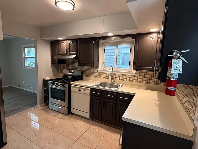 183 E Henry Pl — Photo 3