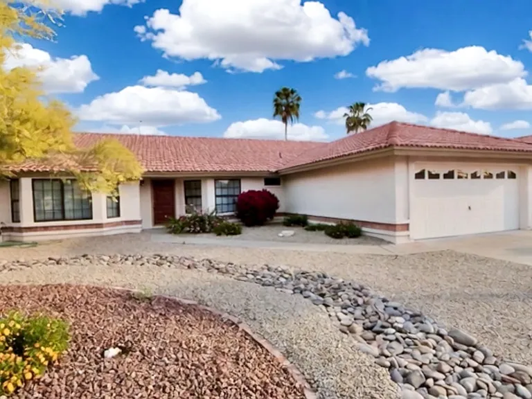 9104 E Sharon Dr — Photo 1