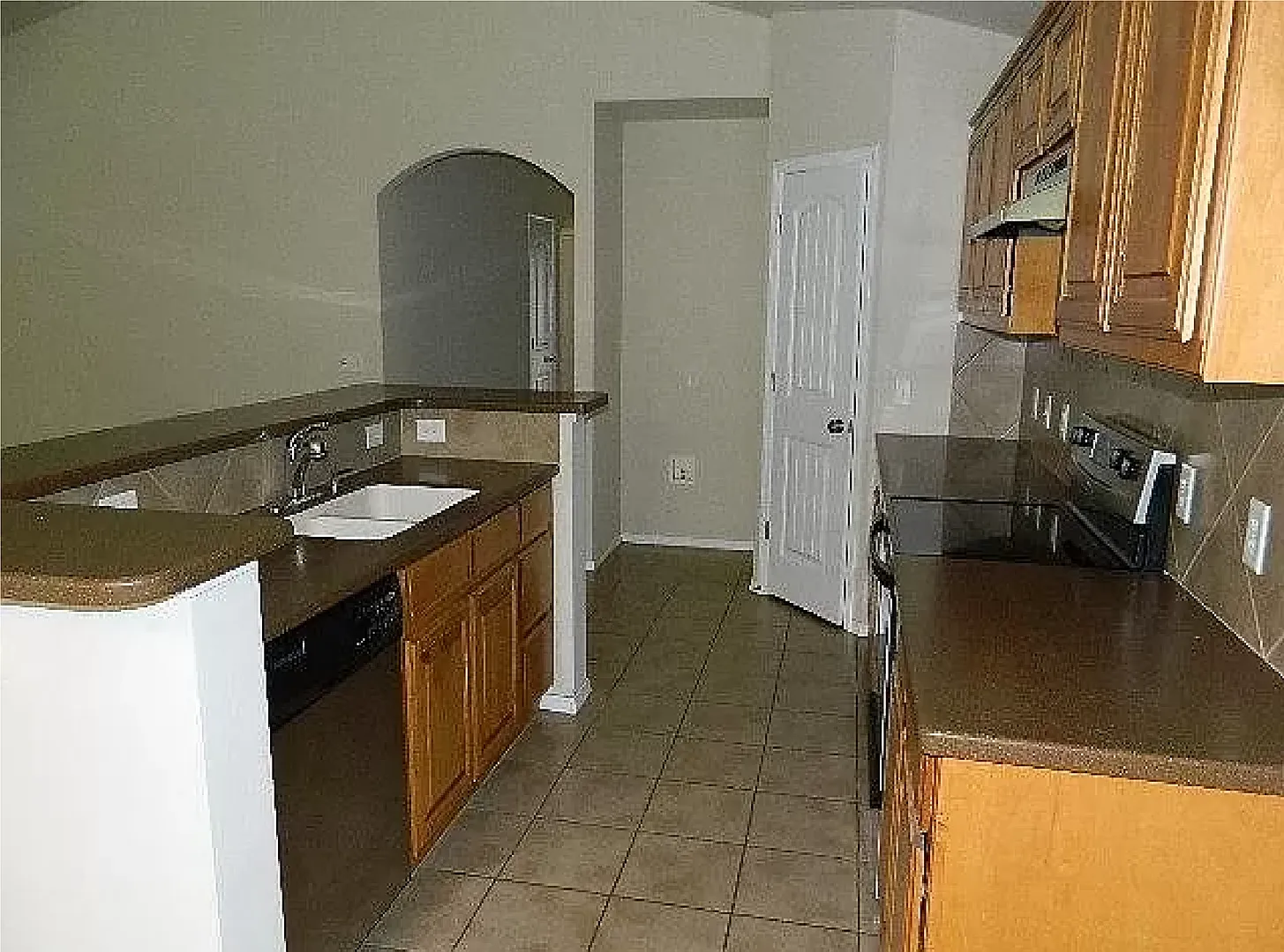 Three Bedroom in Mustang School District on One Acre. — Photo 4