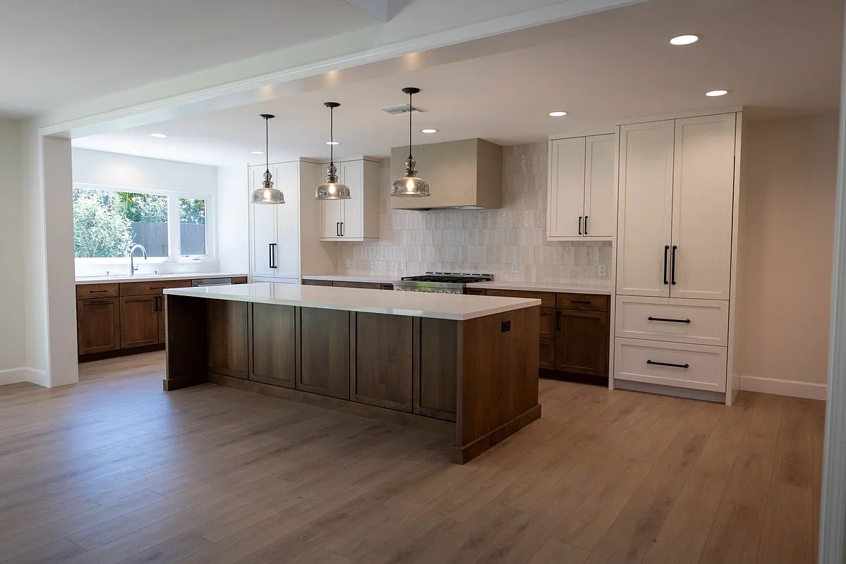 3 bed, 2.5 bath, 2510 sqft, $7,950 — Photo 3