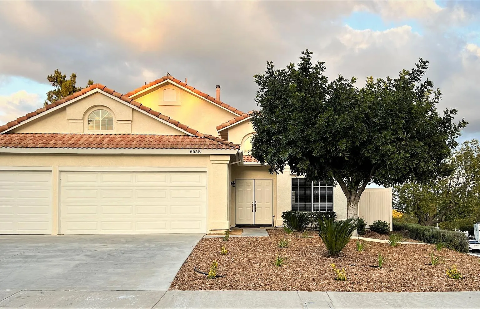 4 bed, 2.5 bath, 2350 sqft, $3,900 — Photo 1