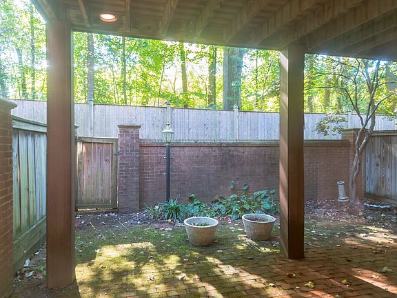 5th image of 11 Maplewood Park Ct