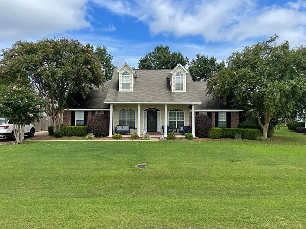 110 Summerfield Dr, Deatsville, AL 36022