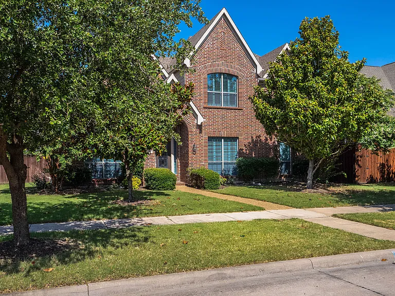 7747 Ivanhoe Dr — Photo 2