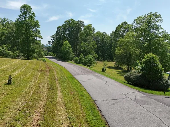 30 Meadow Brooke Ln, Young Harris, GA 30582