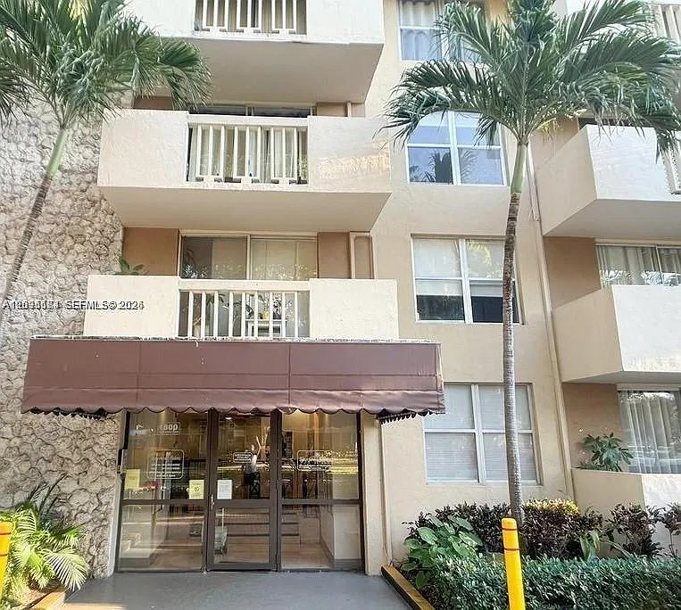 Bayview Palms Condo — Photo 2