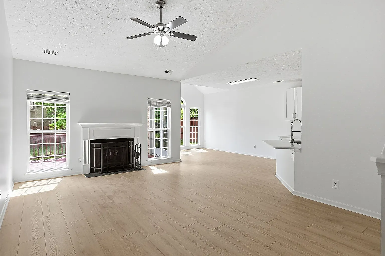 3 bed, 1990 sqft, $2,599 — Photo 4