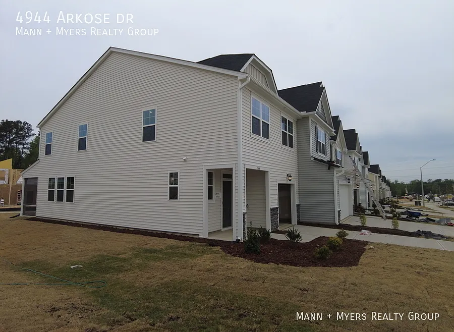 Corner Townhome Available for Rent in Raleigh! — Photo 3