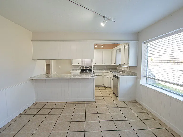 224 S Bouziden Dr — Photo 8