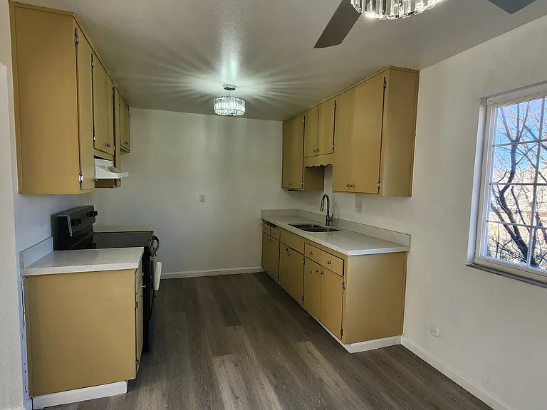 9220 Bancroft Ave #D — Photo 9