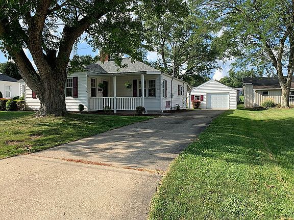 4th image of 702 Sunset Dr