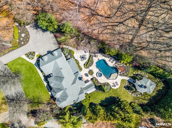 390 Lavelle Ct, Wyckoff, NJ 07481