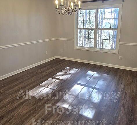 3rd image of 605 Castlebrooke Dr