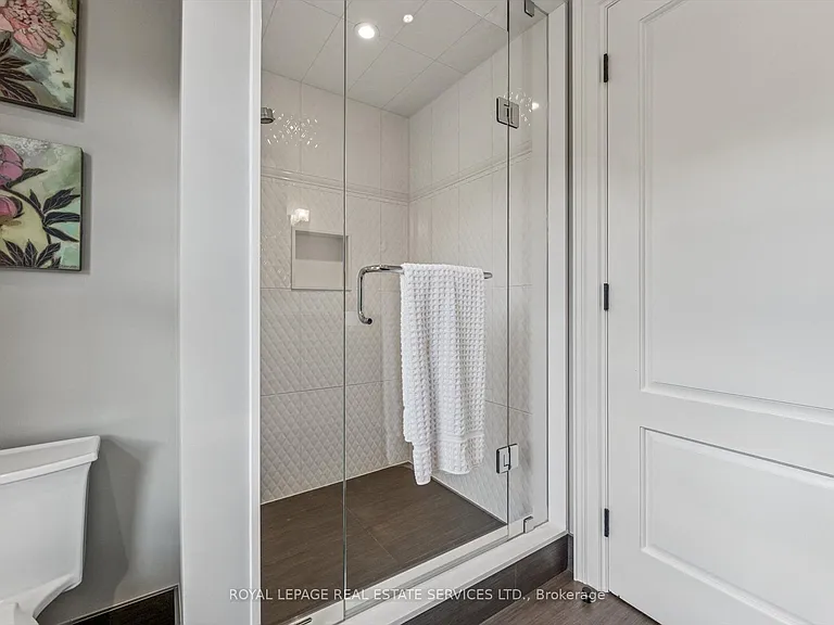 335 Lakeshore Rd W — Photo 32