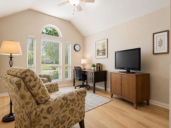 5th image of 222 Hart Ct