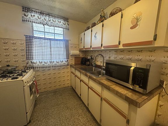 5th image of Levittown 27