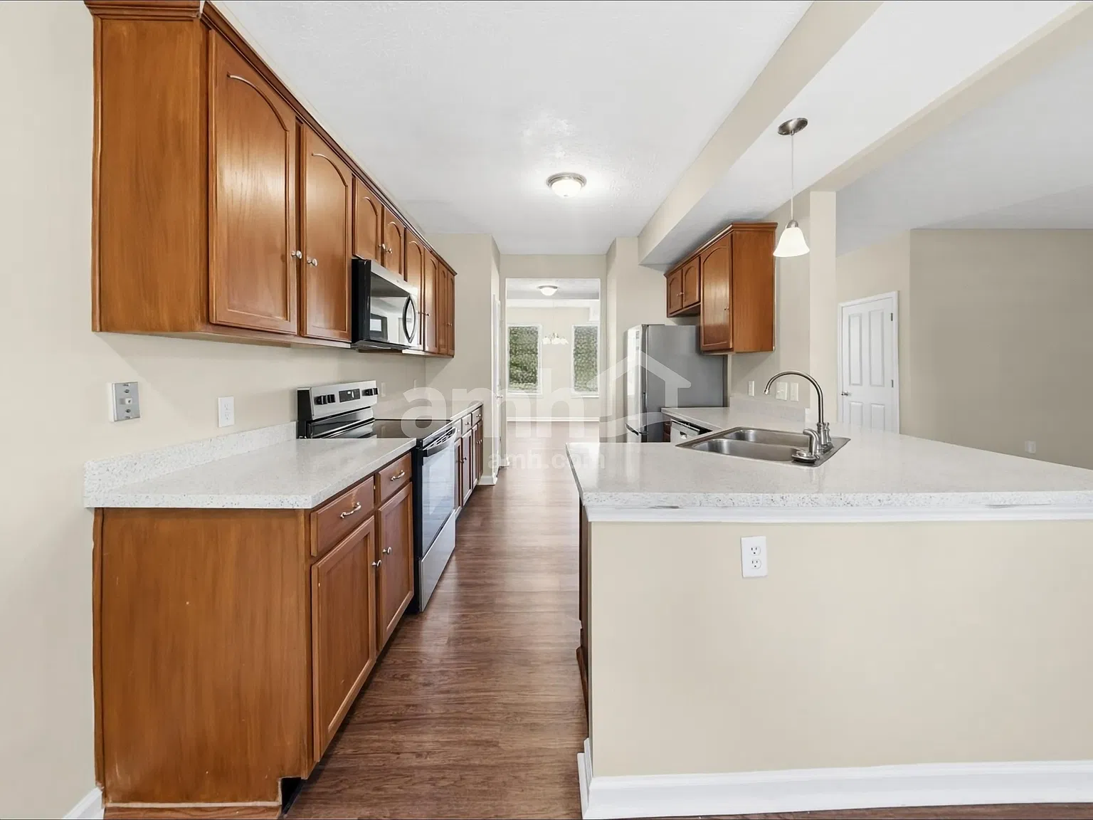 5 bed, 2.5 bath, 2440 sqft, $2,595 — Photo 3