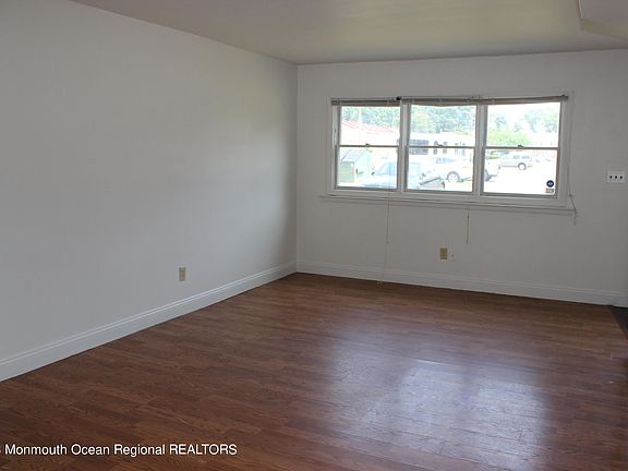 4th image of 30 Briar Mills Dr
