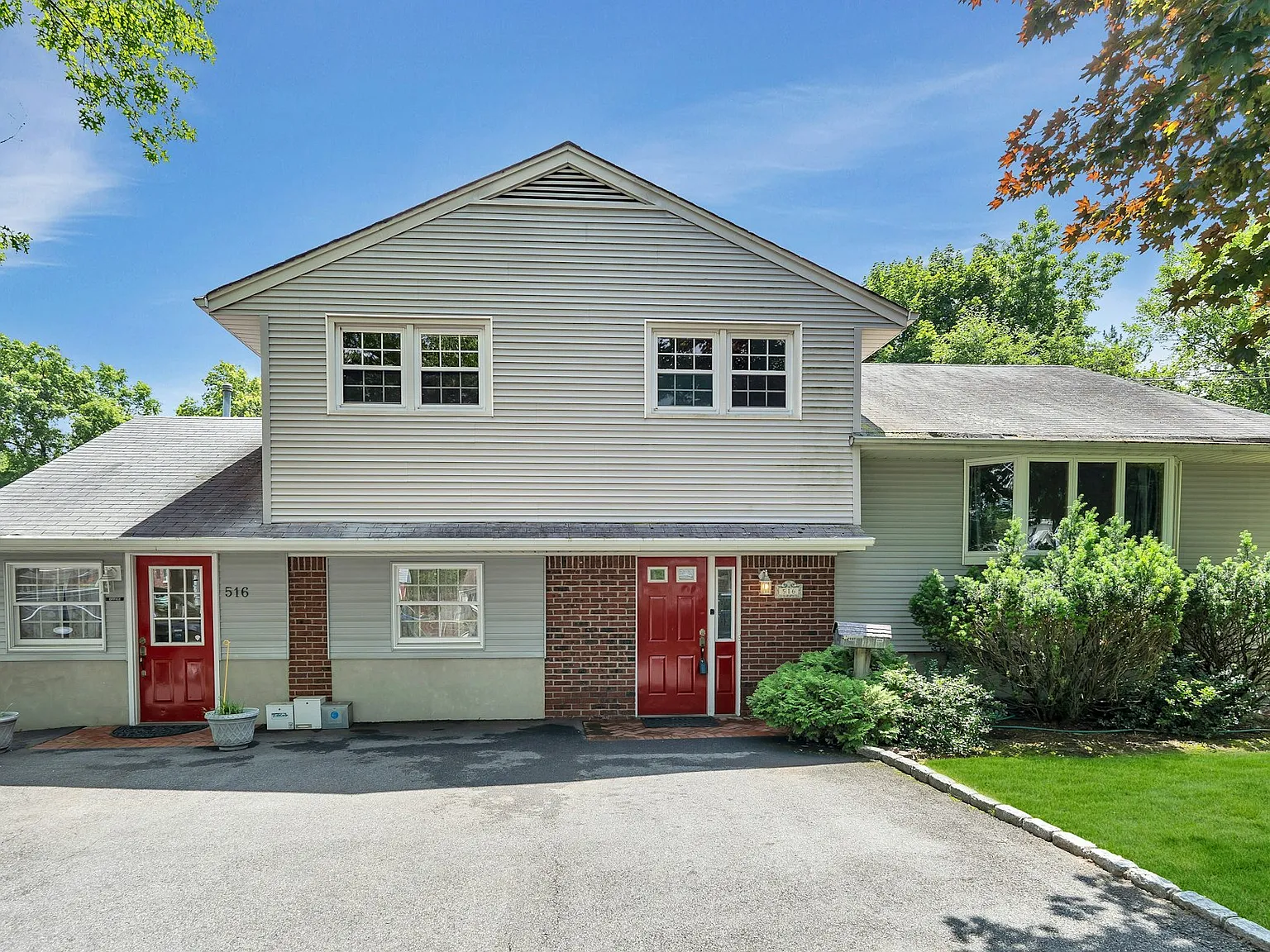 3 bed, 1.5 bath, 2282 sqft, $4,700 — Photo 1