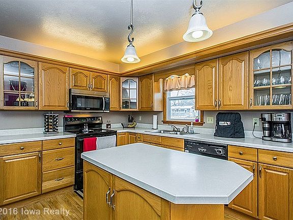 5th image of 306 N 10th St