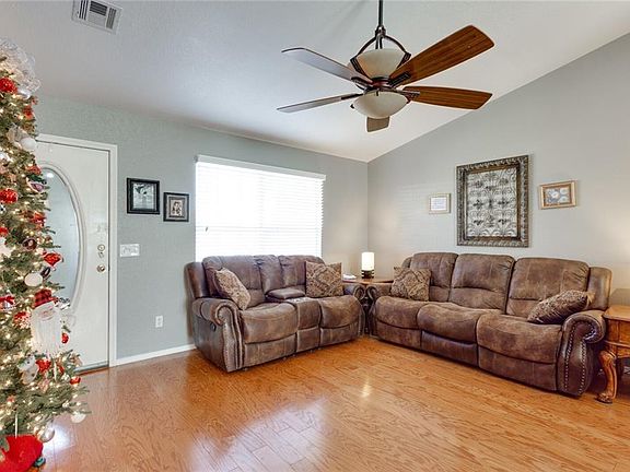 5th image of 840 Camelot Dr