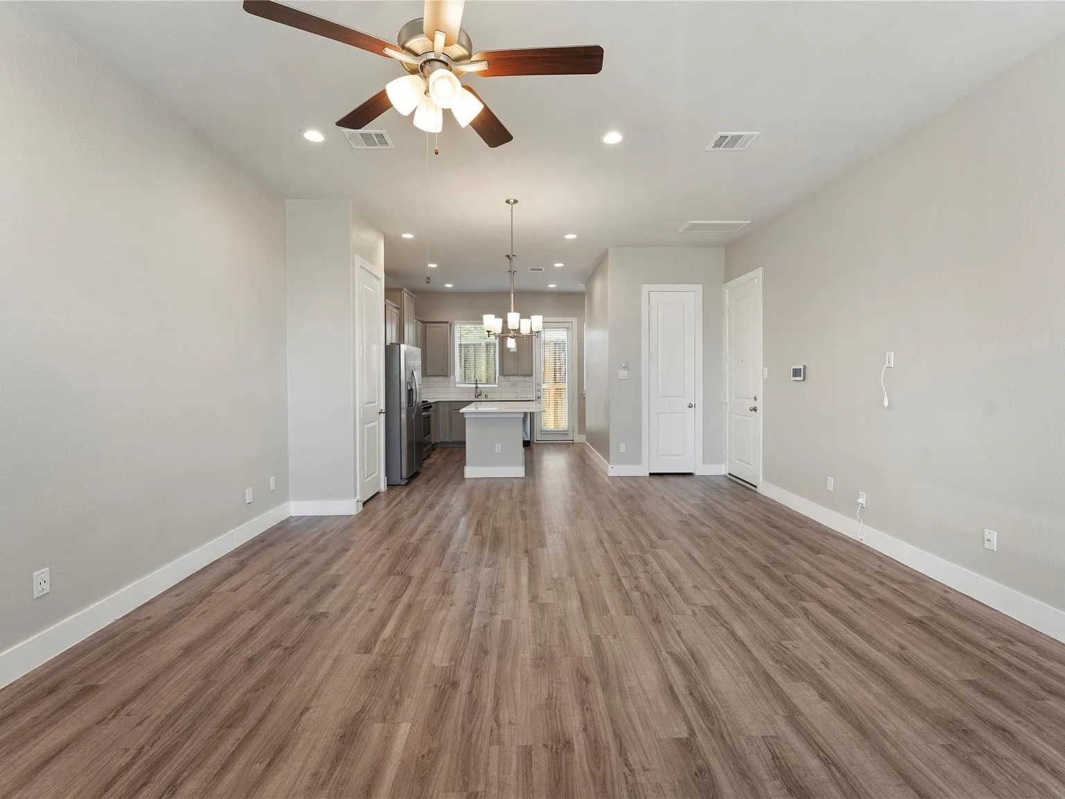 3 bed, 2.5 bath, 1574 sqft, $2,399 — Photo 4