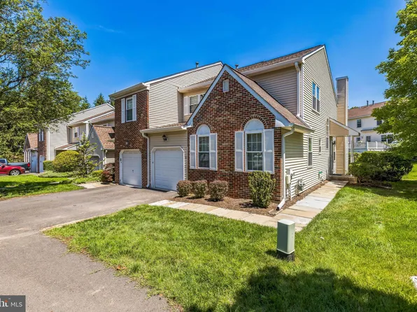 22 Pioneer Ct, Ewing, NJ 08628