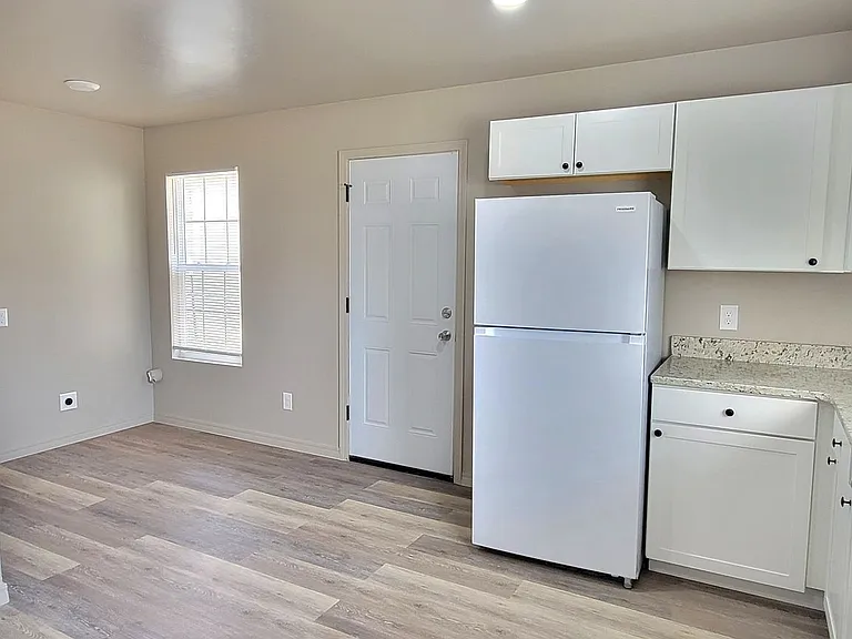 2112 Axtell St — Photo 11