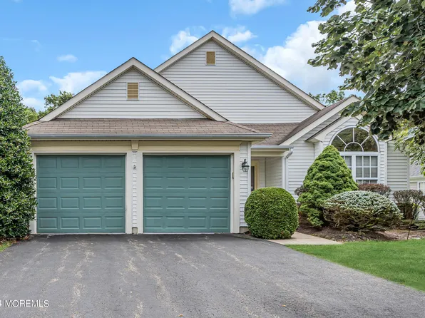 35 Valley Stream Lane, Lakewood, NJ 08701