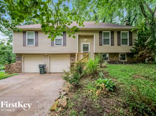 5910 NW Walnut Creek Cir, Parkville, MO 64152