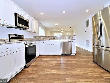 528 E North St — Photo 4