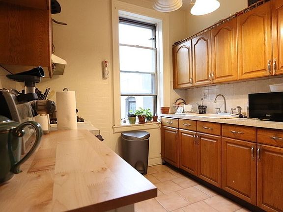 5th image of 682 Saint Johns Pl APT 3L