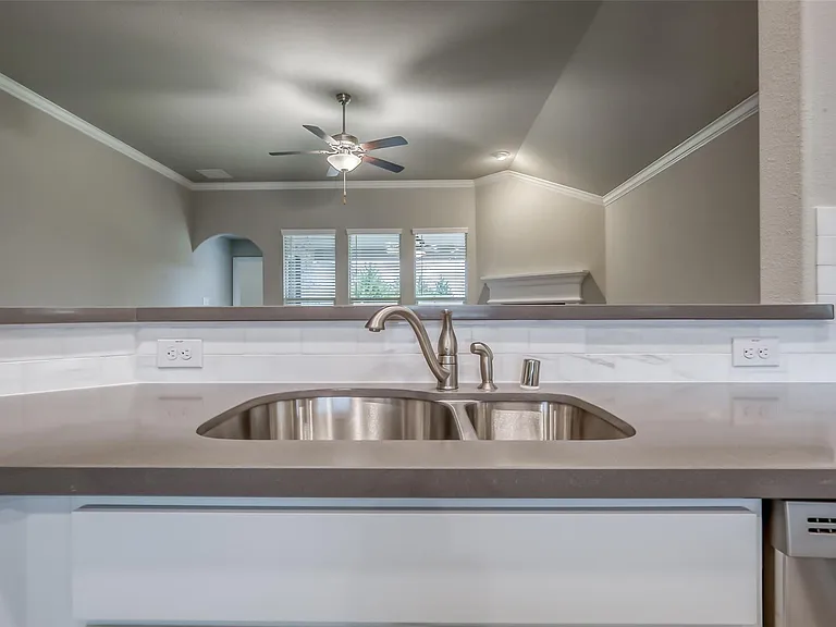 638 Devonshire Ln — Photo 14