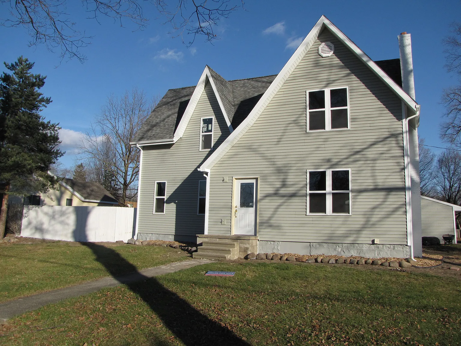 221 S River St photo 1