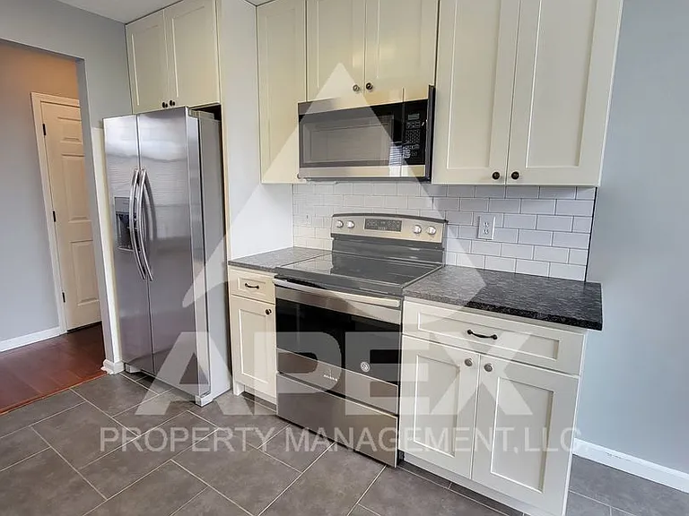 8140 Faircrest Ln — Photo 10