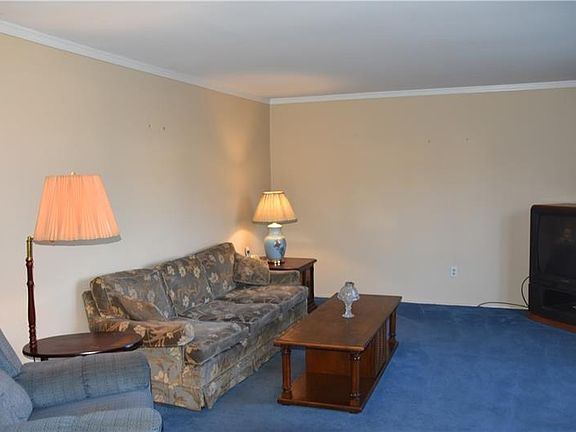 3rd image of 104 Cherrington Dr