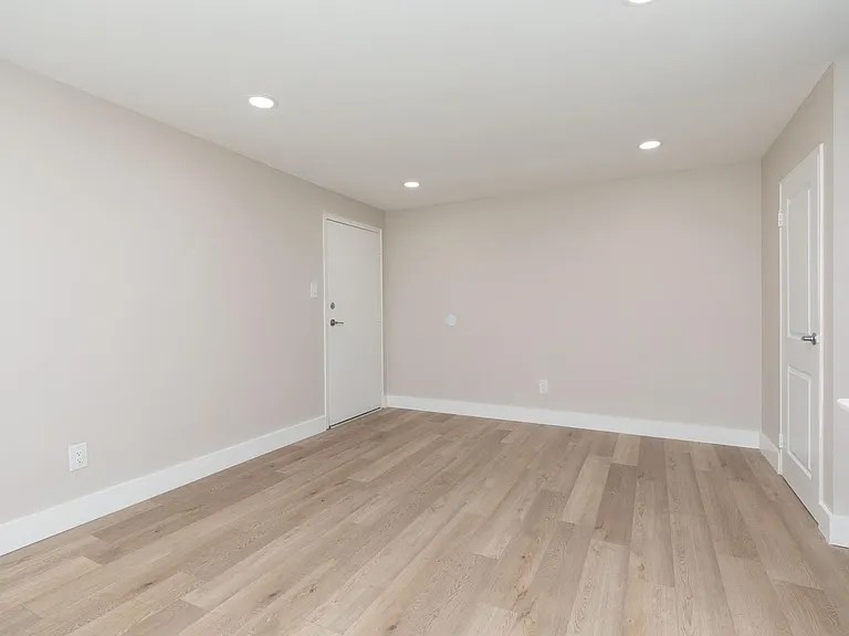 Laura Lane Apartments — Photo 50
