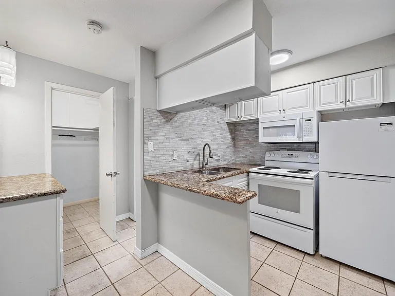 1016 E 7th St #7 — Photo 2