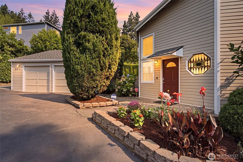 3rd image of 242 W Lake Sammamish Parkway SE