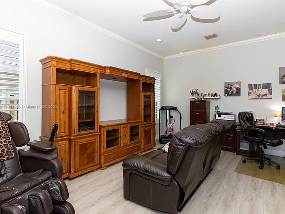 4th image of 286 E Royal Cove Cir